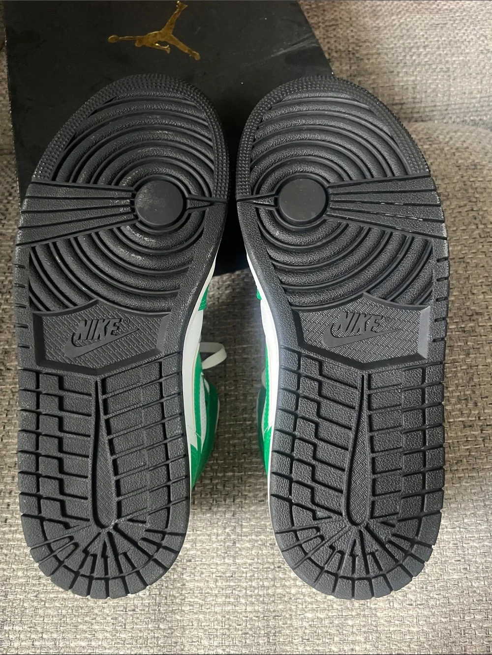 Nike Mid-Top Sneakers in White and Green